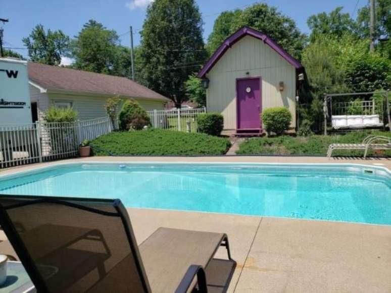 19. Decoração de quintal com piscina e jardim moderno – Foto Mom Music