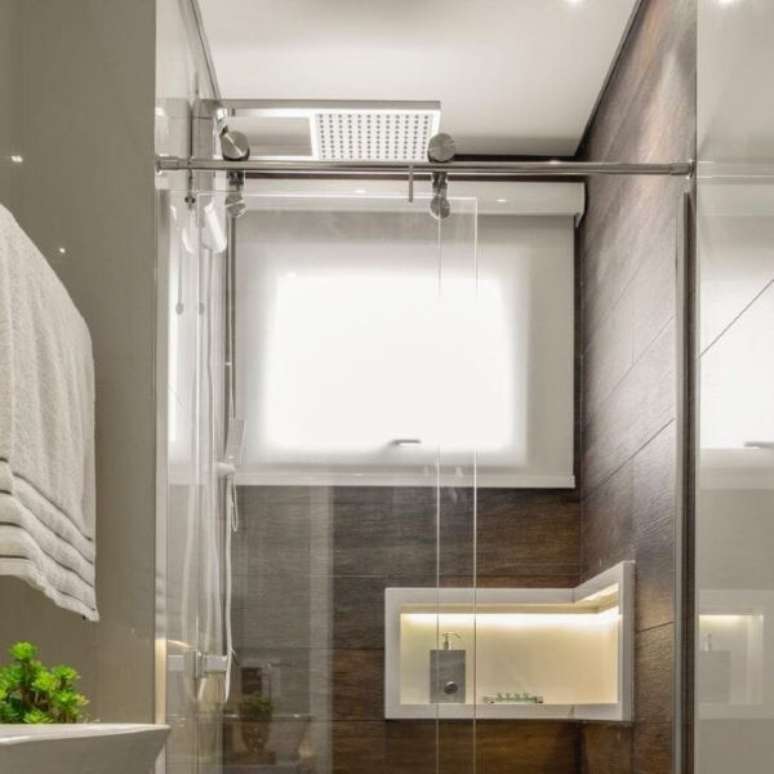 31. Nicho de porcelanato branco com revestimento amadeirado &ndash; Foto StudioAK 2