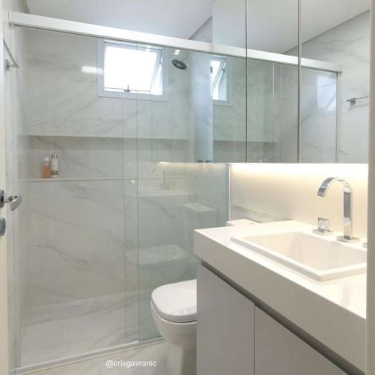 33. Nicho de porcelanato branco marmorizado com espelheira &ndash; Foto Cristina Gavranic Arrebola