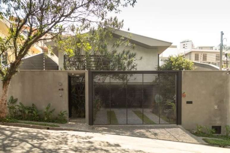 109. Casas simples com port&atilde;o met&aacute;lico na fachada. Fonte: Gabriella Ornaghi