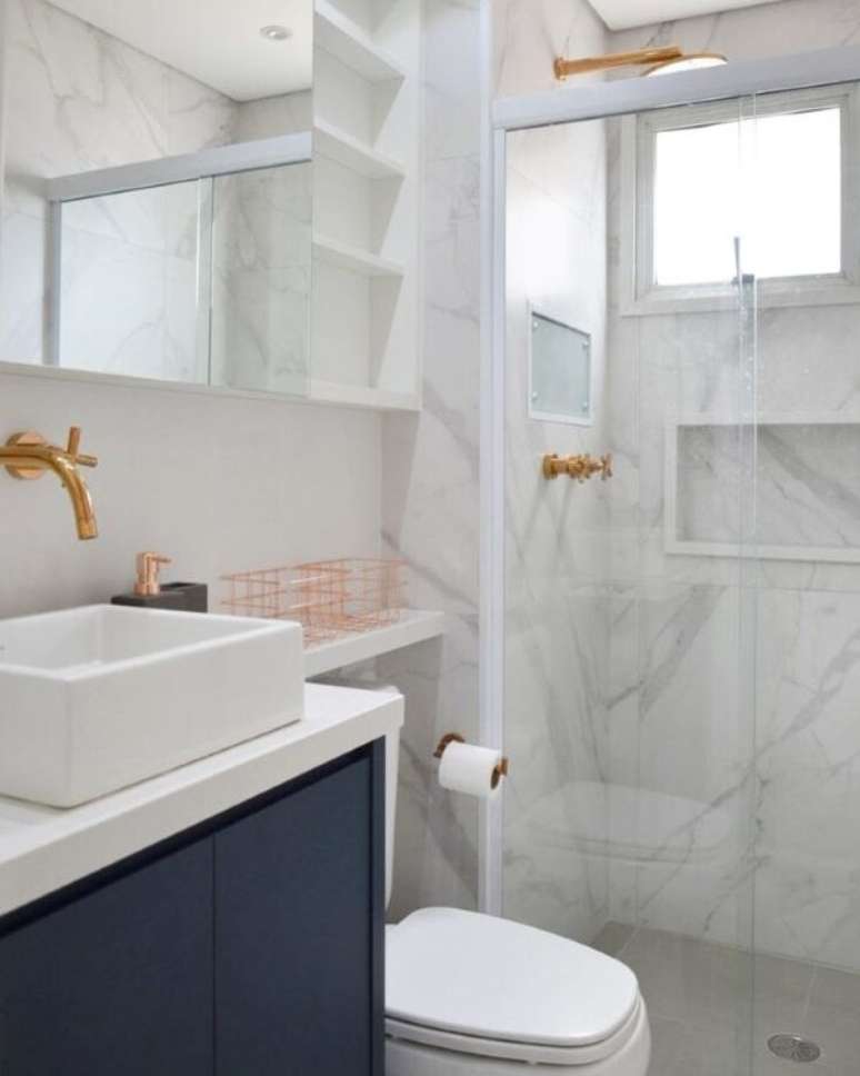 36. Nicho de porcelanato marmorizado e branco com decora&ccedil;&atilde;o azul e dourada &ndash; Foto Mmaverick arquitetuar