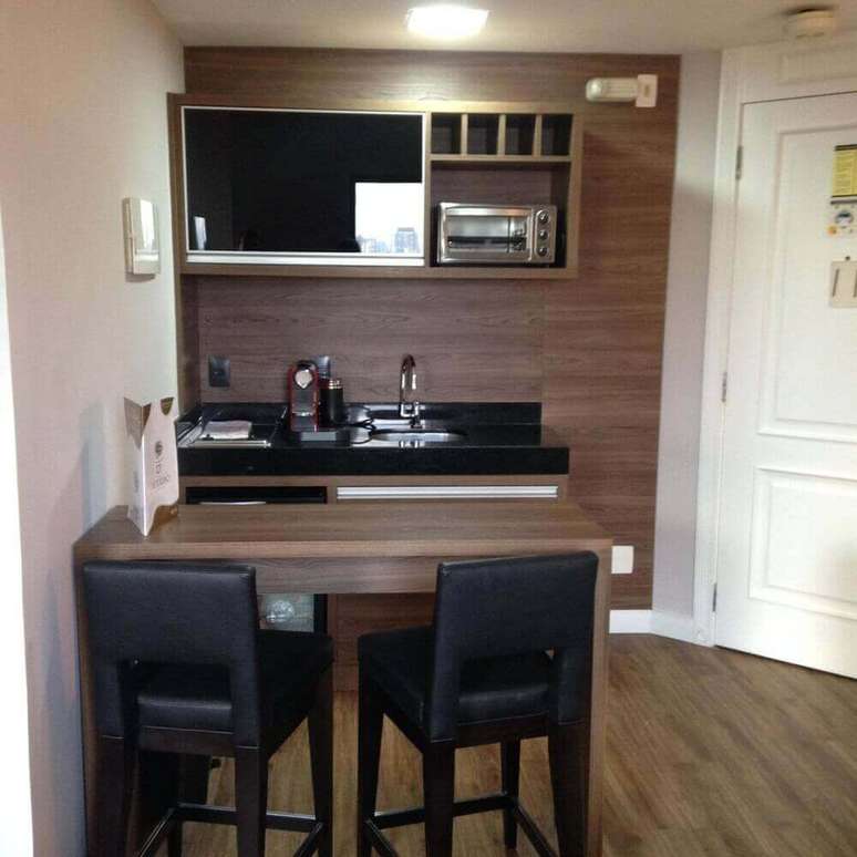 34. Decora&ccedil;&atilde;o de cozinha americana simples e pequena. Fonte: Doce Obra