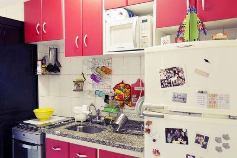 43. Decora&ccedil;&atilde;o de casa simples com arm&aacute;rio cor de rosa para cozinha. Fonte: Lim&atilde;onagua