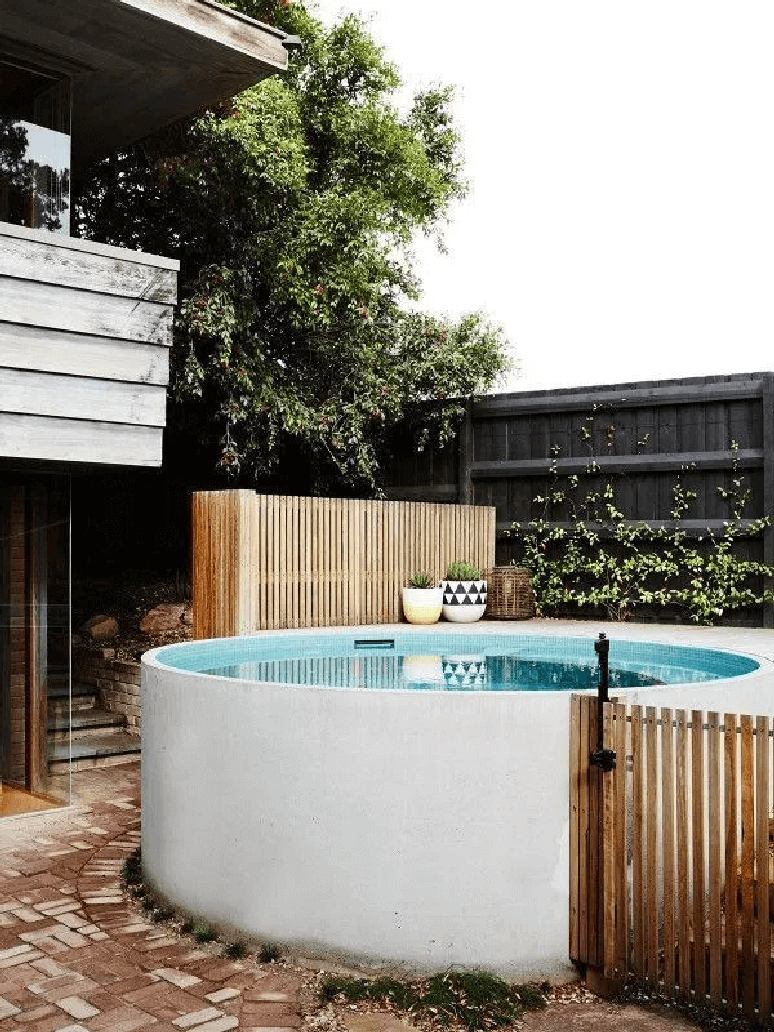 18. Decoração de quintal com piscina redondas e pequena – Foto Cozy Home