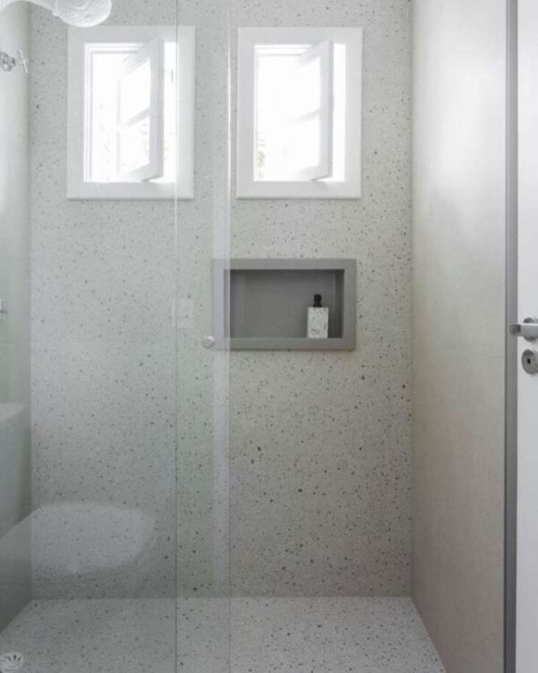 15. Banheiro com revestimento de granilite e nicho de porcelanato cinza pequeno &ndash; Foto Bianchi e Lima