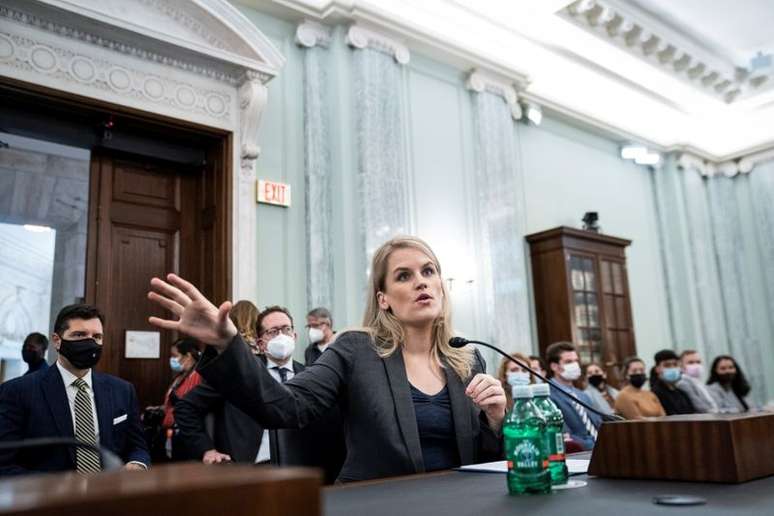 A ex-funcionária e denunciante do Facebook Frances Haugen testemunha durante uma audiência do Comitê de Comércio, Ciência e Transporte do Senado intitulada 'Protegendo Crianças Online: Testemunho de uma denunciante do Facebook', no Capitol Hill, em Washington, EUA, 5 de outubro de 2021. Jabin Botsford/Pool via REUTERS