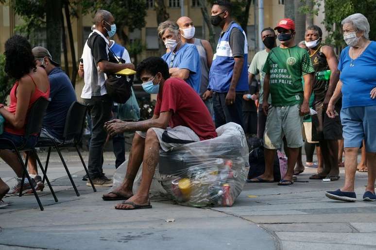 Pessoas aguardam para receber a vacina contra a covid-19 da AstraZeneca durante campanha de vacinação para moradores de rua, no centro do Rio de Janeiro
27/05/2021 REUTERS/Ricardo Moraes