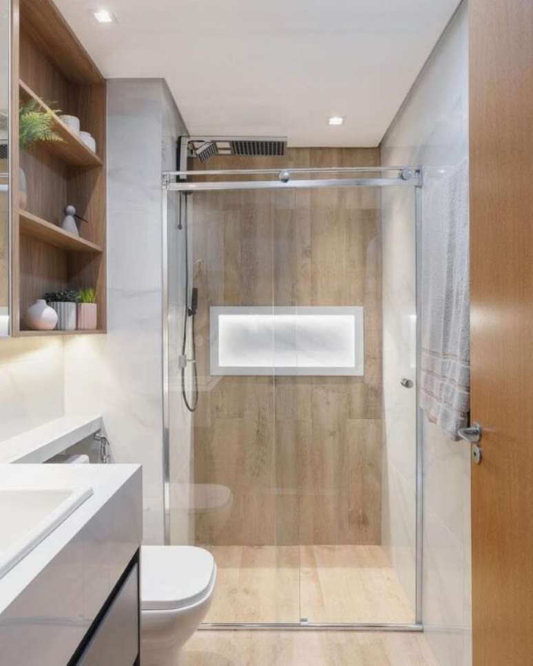 32. Nicho de porcelanato branco com revestimento de madeira &ndash; Foto Arq Juliane