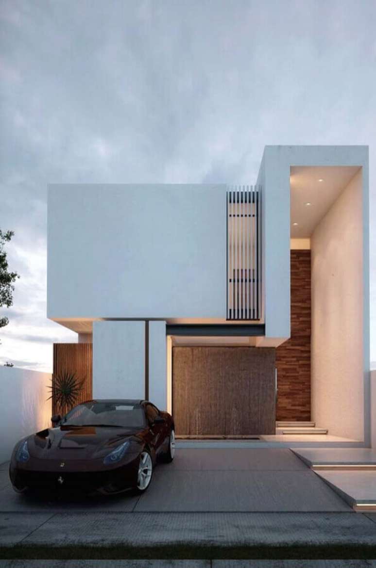 24. Cores de casas modernas externa com fachada branca com detalhes em madeira – Foto: Decor Fácil