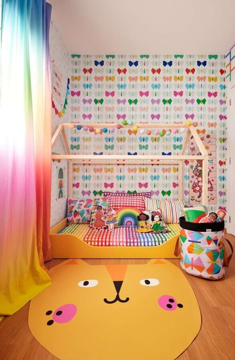 5. Tapete lúdico para quarto infantil decorado com cama casinha e papel de parede de borboletas – Foto: Marcos Fertonani para MOOUI