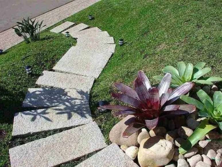 90. O granito em placas decora de diferentes formas o jardim da casa simples. Fonte: Pedras Ouro e Prata