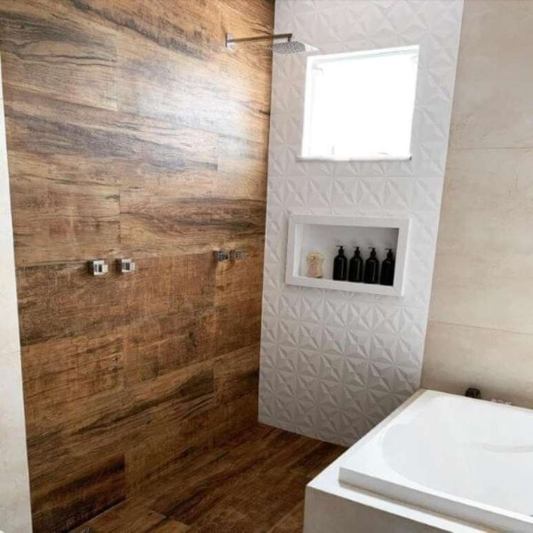 16. Banheiro com revestimento de madeira e nicho branco &ndash; Foto Casa 21 21
