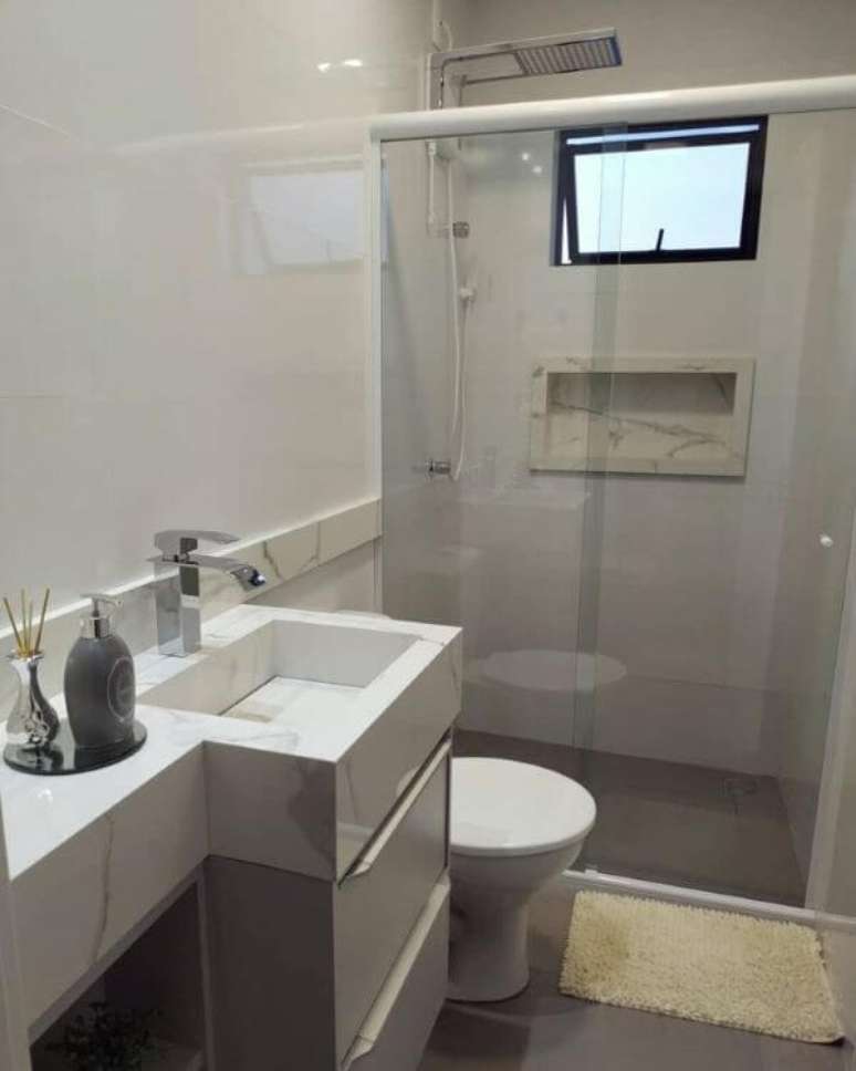 54. Banheiro branco e cinza com nicho de porcelanato amadeirado &ndash; Foto Ape 401