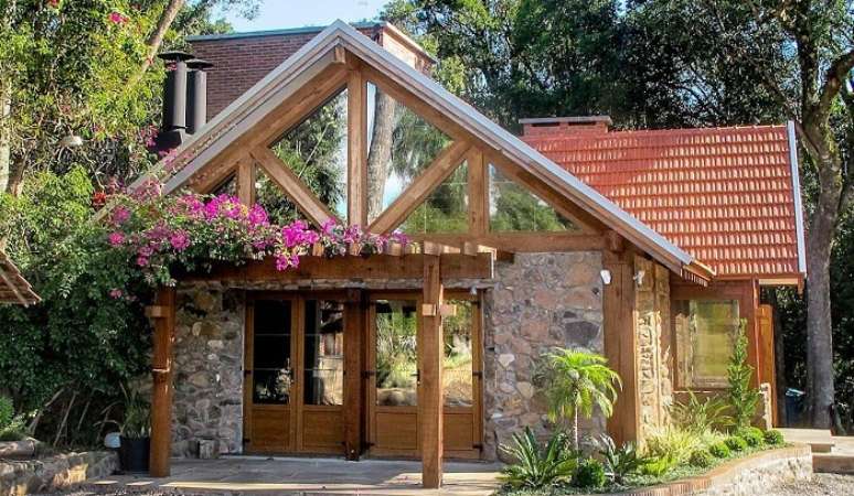 92. Casa simples com parede de pedra e pergolado de madeira. Fonte: Homify