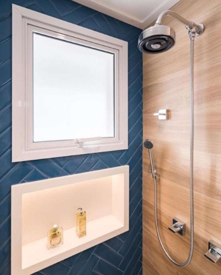 49. Banheiro azul com nicho de porcelanato branco &ndash; Foto Monise Rosa