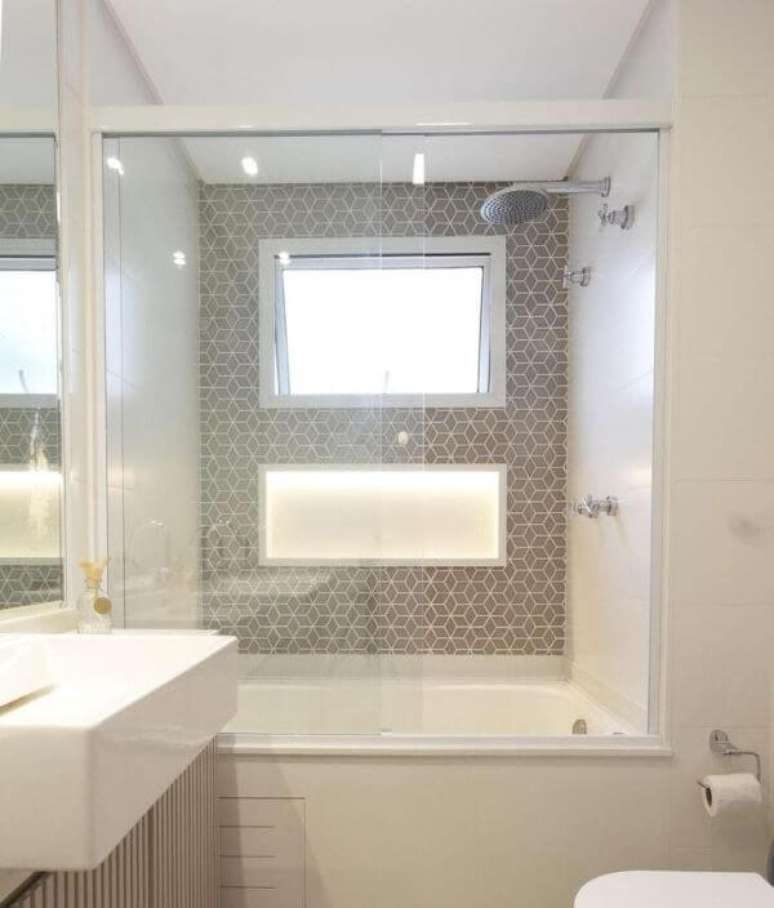 57. Banheiro com banheira e nicho de porcelanato na parede &ndash; Foto Daniela Marques