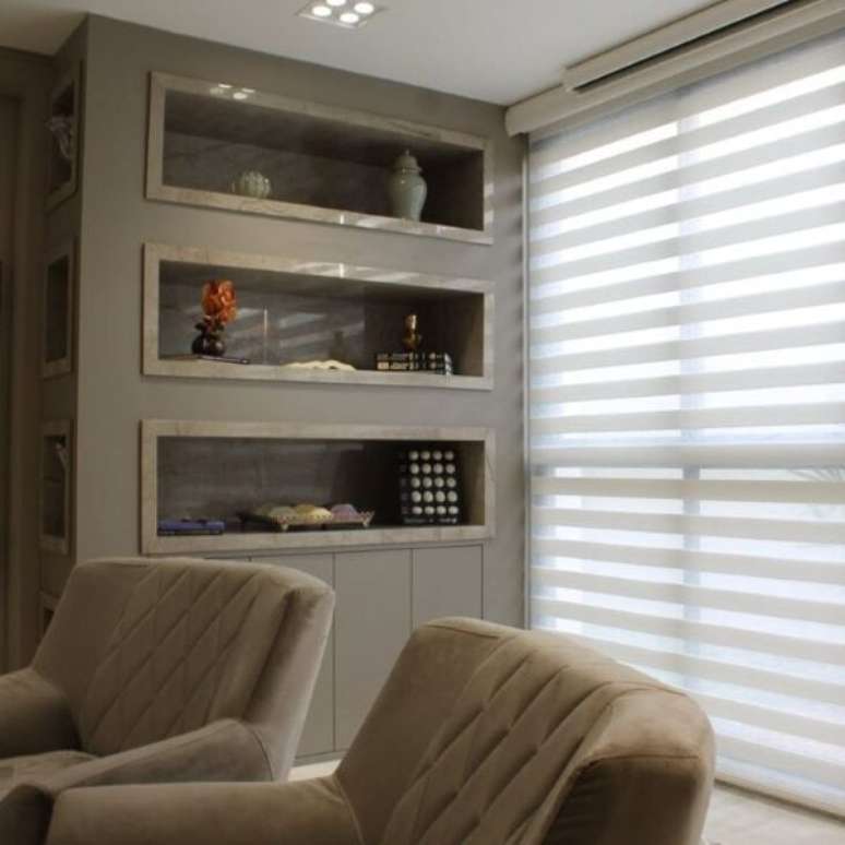45. Sala de estar com nicho de porcelanato bege &ndash; Foto Kamila Yokoyama