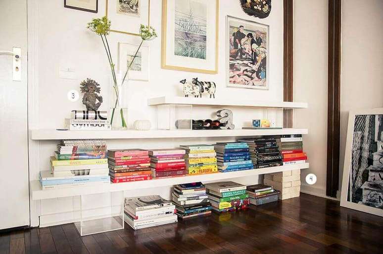 81. Decora&ccedil;&atilde;o de casas simples com prateleiras. Fonte: Catraca Livre