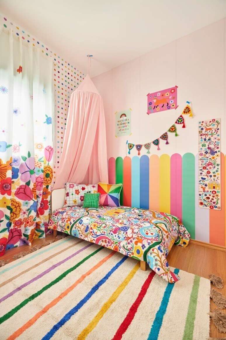 4. Quarto infantil colorido decorado com tapete listrado e cortina floral – Foto: Marcos Fertonani para MOOUI