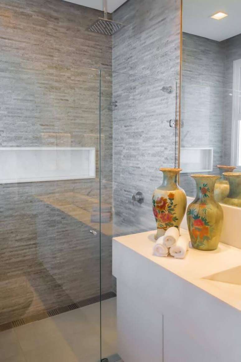 55. Banheiro cinza com nicho de porcelanato branco &ndash; Foto Renata Matos