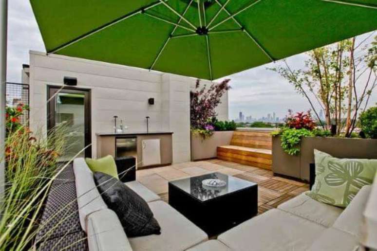 10. Área de piscina com sofá e ombrelone aconchegante – Foto Houzz