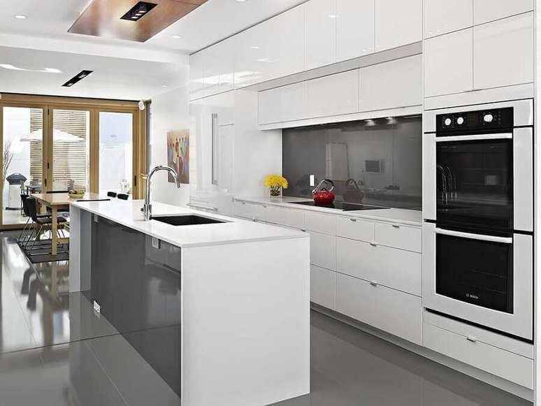 33. Cores de casas modernas para decoração de cozinha planejada cinza e branca – Foto: Lacantina Doors