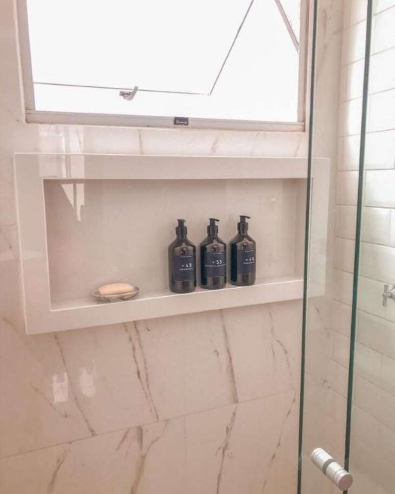 29. Nicho de porcelanato branco com parede marmorizada &ndash; Foto Apart401