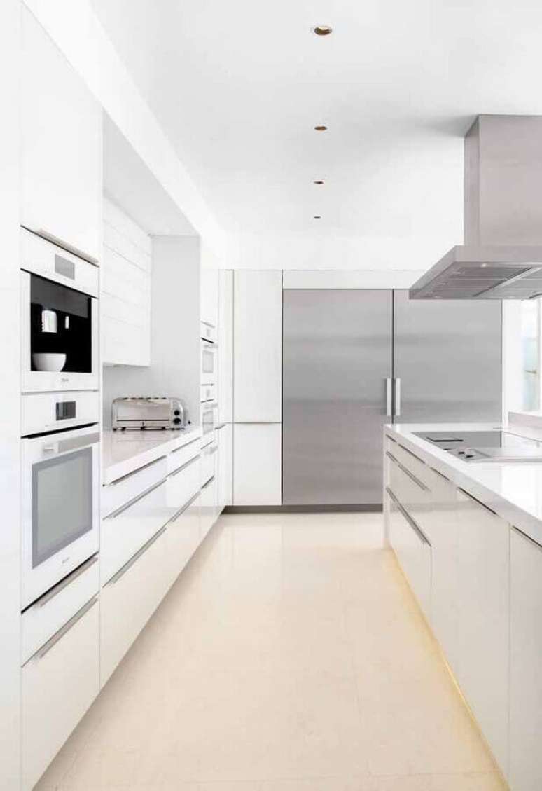 50. Cores modernas de casas com cozinha planejada toda branca – Foto: Home Fashion Trend