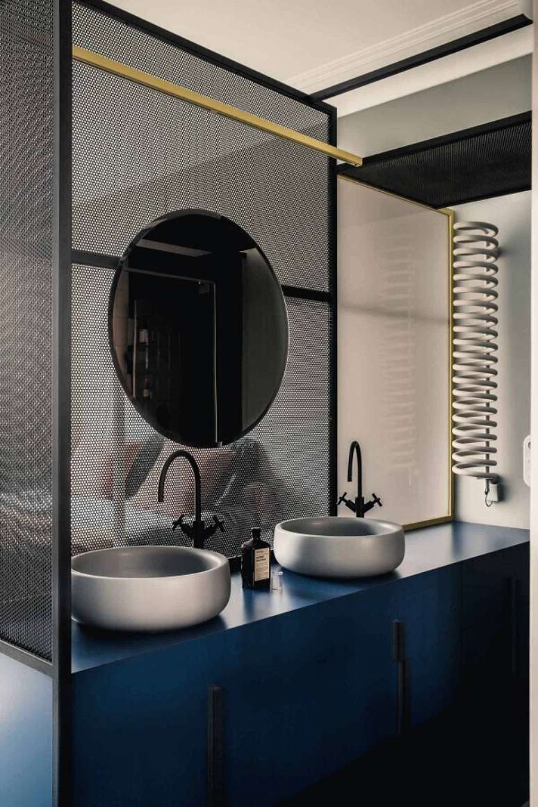 10. Cores de casas modernas decorada com banheiro planejado azul e cinza – Foto: Bagno Idee