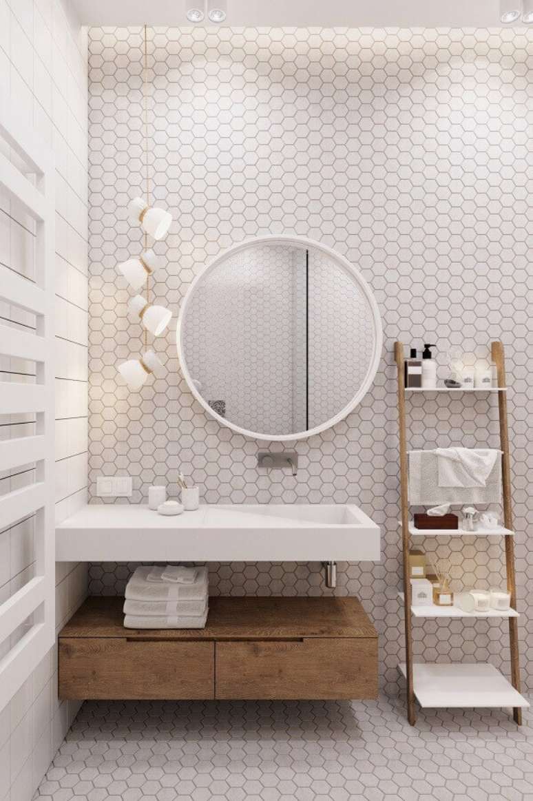 17. Cores de casas modernas decorada com banheiro branco planejado com revestimento hexagonal – Foto: Fresh4Home