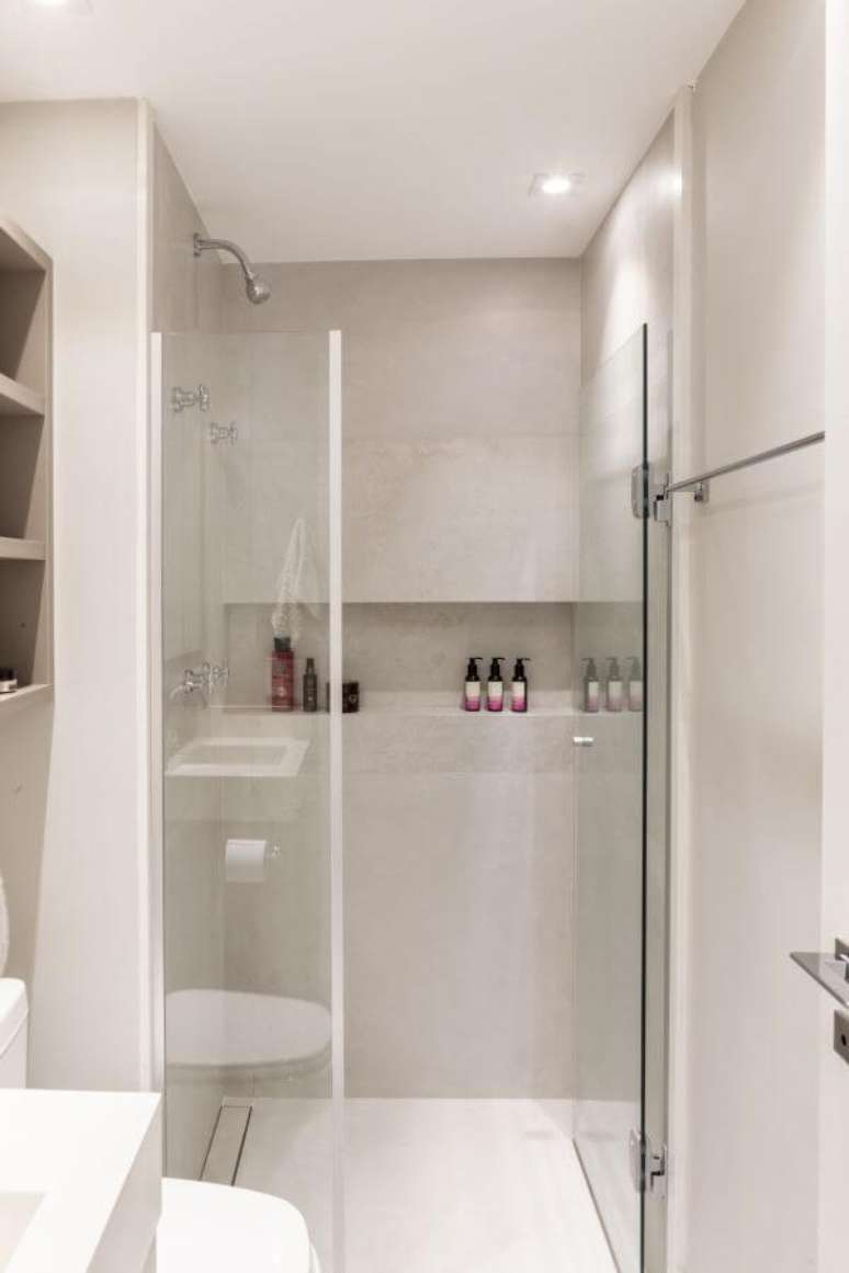 35. Nicho de porcelanato embutido no tamanho retangular para ganhar mais espa&ccedil;o &ndash; Foto Red Square Arquitetura