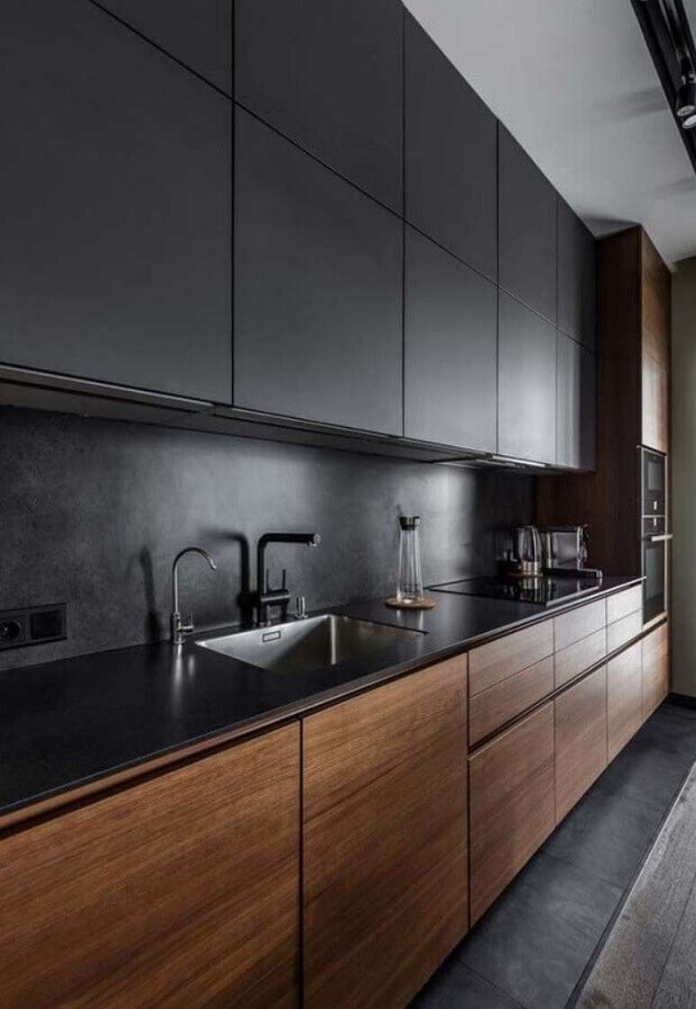 21. Cores de casas modernas decorada com cozinha preta com madeira – Foto: Home Fashion Trend