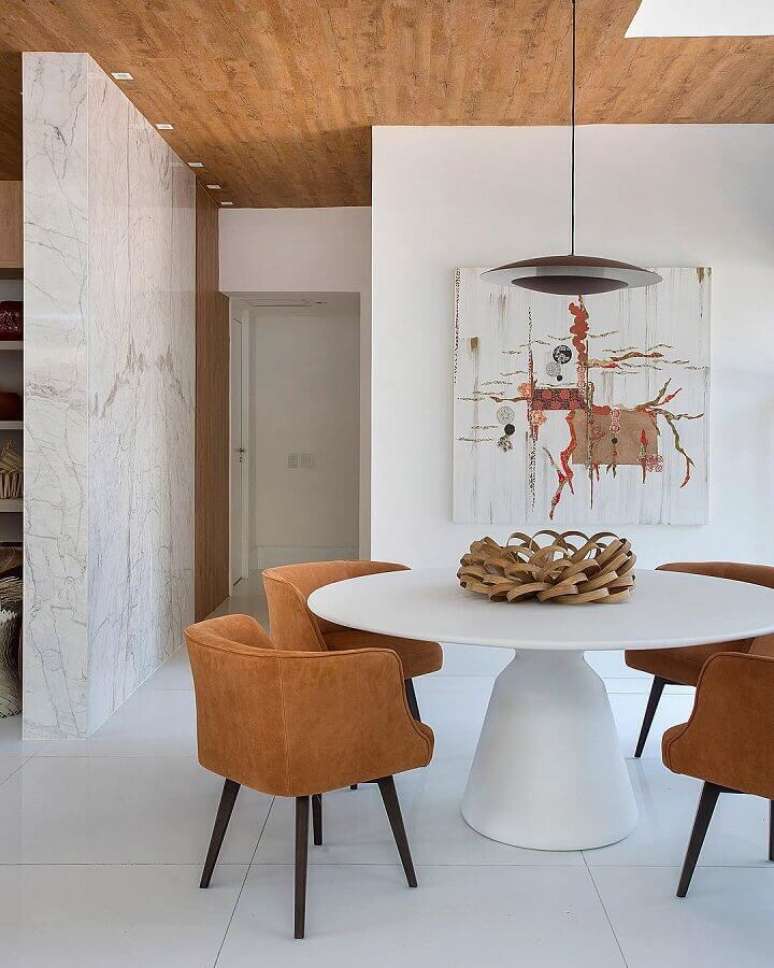 42. Cores de casas modernas para sala de jantar branca decorada com cadeiras e teto em tons terrosos – Foto: Babi Teixeira