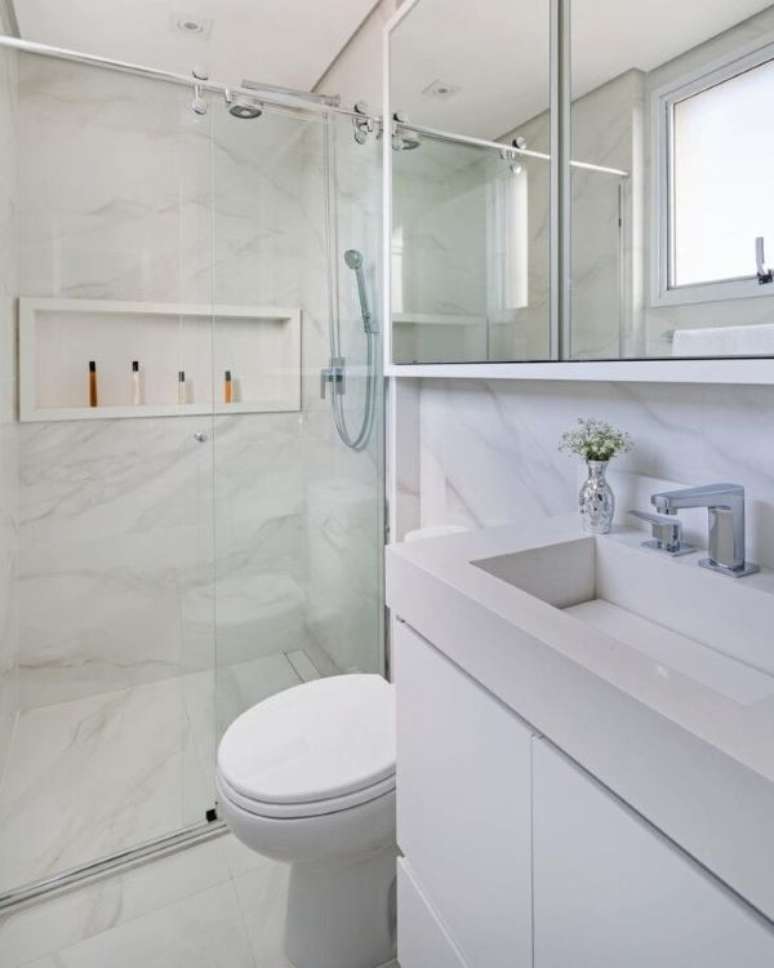 7. Nicho de porcelanato branco com decora&ccedil;&atilde;o moderna &ndash; Foto Monise Rosa