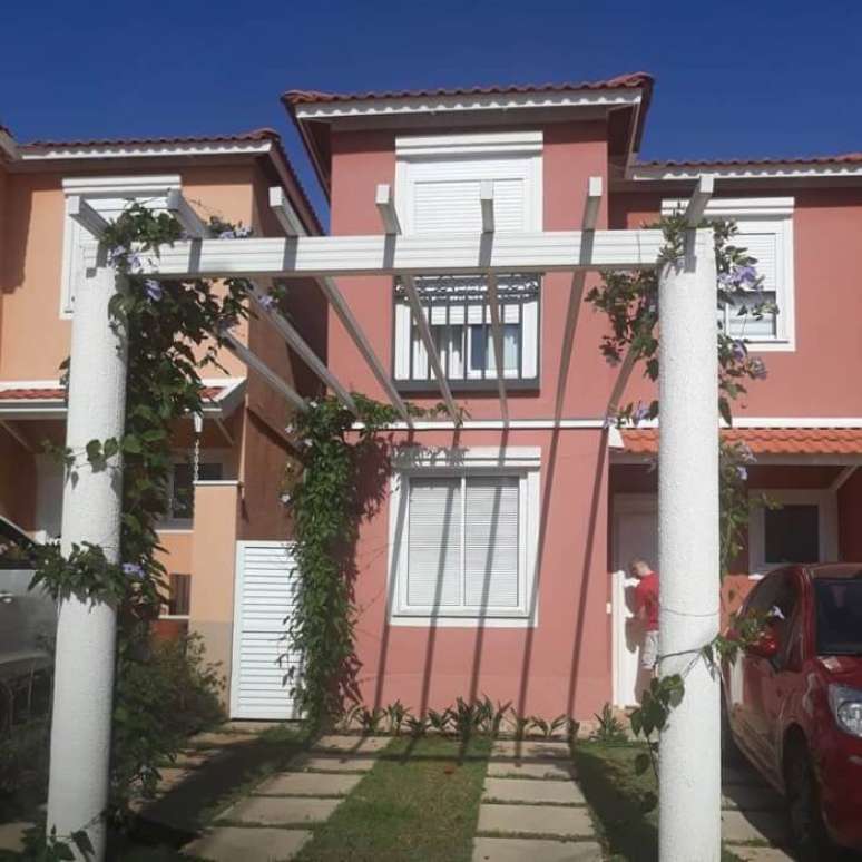 106. O pergolado pode servir de cobertura para garagem das casas simples. Fonte: Casas da Toscana