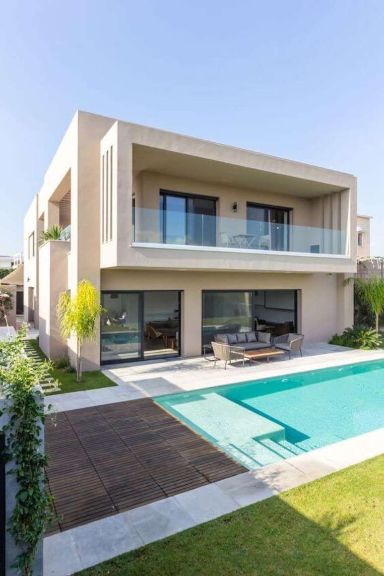 17. Fachada com guarda corpo de vidro e quintal com piscina moderna Arquitetura do Med In Concept – Ashref Khmiri Photographer