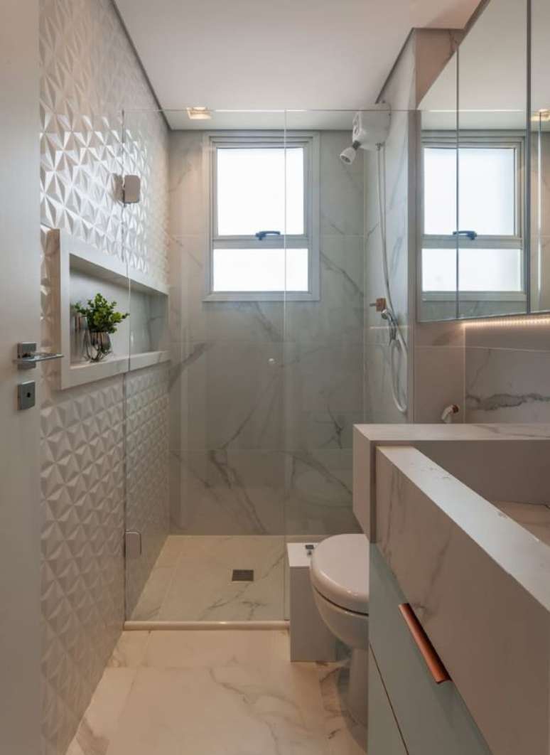 39. Revestimento 3d com nicho de porcelanato branco fora e dentro do box &ndash; Foto Carolina Lage