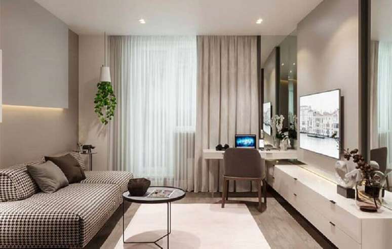 40. Cores de casas modernas para sala com home office decorada em tons neutros – Foto: Home Fashion Trend