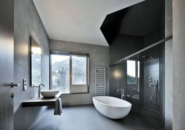 7. Cores de casas modernas para banheiro cinza decorado com banheira de imersão – Foto: Oskar da Riz Fotografie