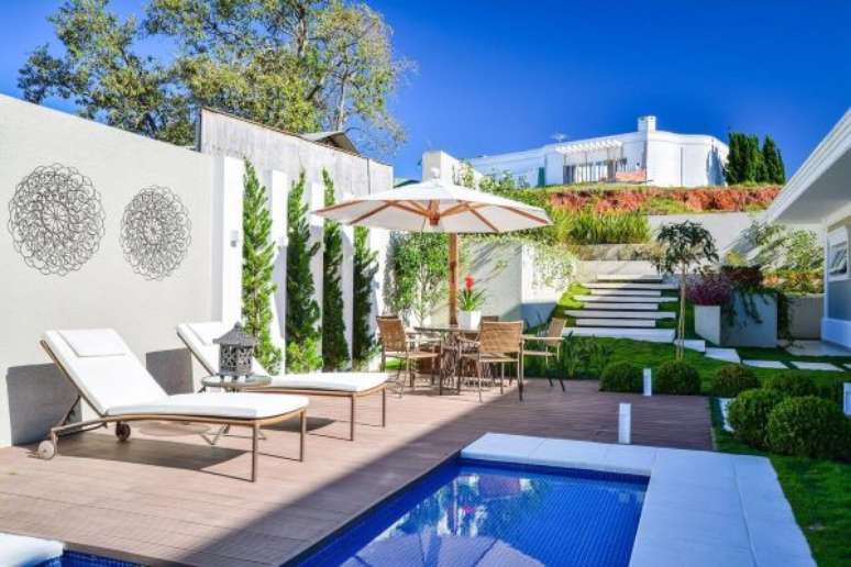 27. Decore seu quintal com o piscinas modernas e guarda sol para mesa na área gourmet – Foto Bender Arquitetura