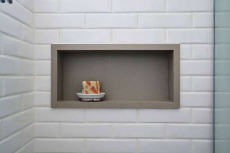 50. Banheiro branco com nicho de porcelanato bege &ndash; Foto Zark Studio Lab