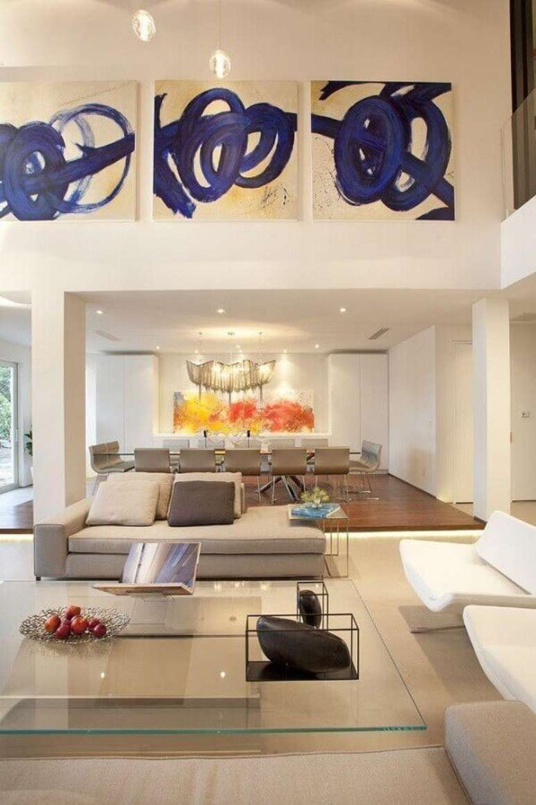 37. Cores de casas modernas para sala branca grande decorada com mesa de centro de vidro – Foto: Dkor Interiors Inc