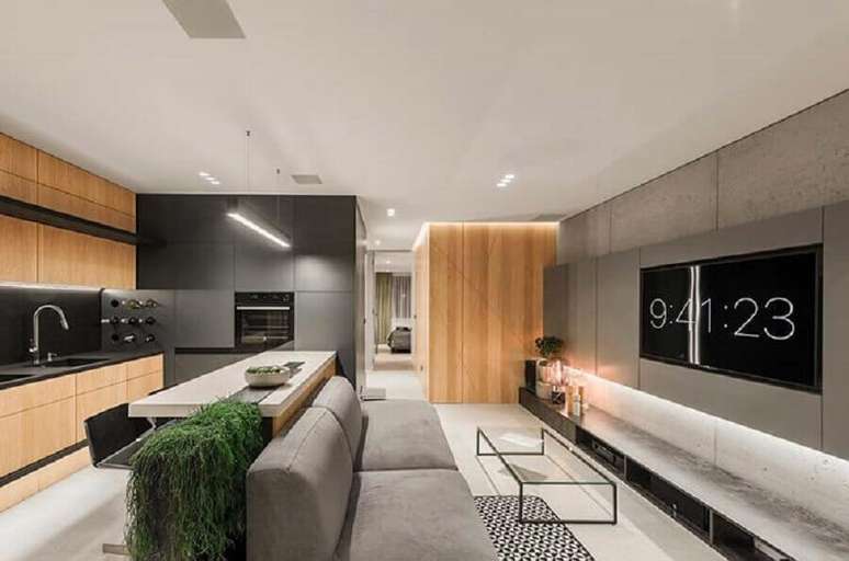38. Cores de casas modernas para sala cinza conceito aberto decorada com detalhes em madeira – Foto: Futurist Architecture