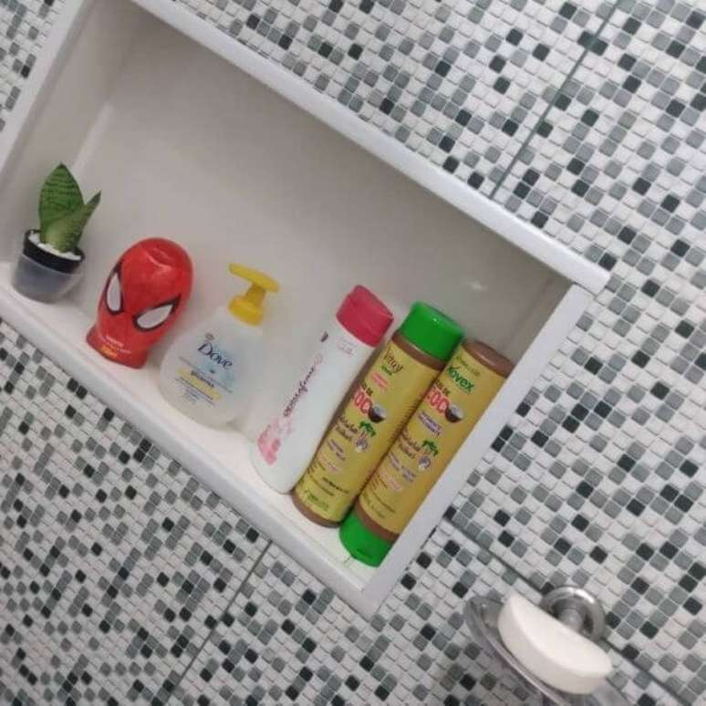 10. Banheiro com nicho de porcelanato branco e moderno &ndash; Foto Nana Roza