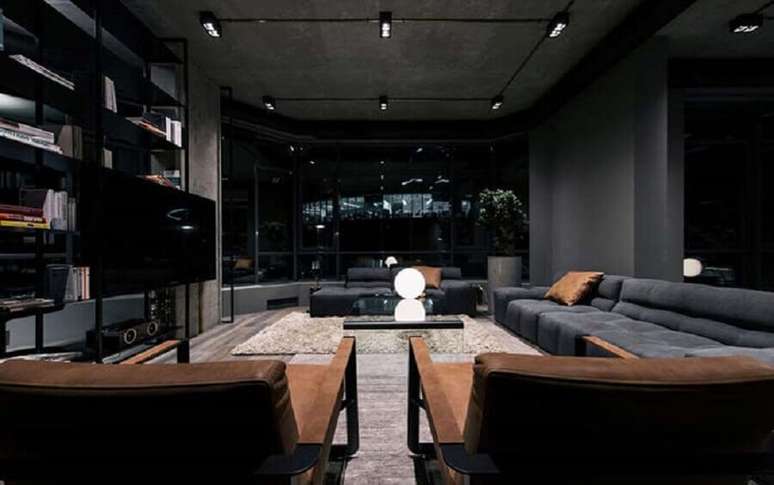 8. Cores de casas modernas decorada com sala preta com poltronas marrons – Foto: Futurist Architecture