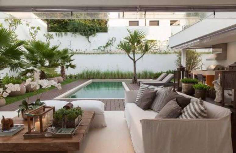 9. Móveis para quintal com piscina com deck de madeira – Foto Ar Arquitetura