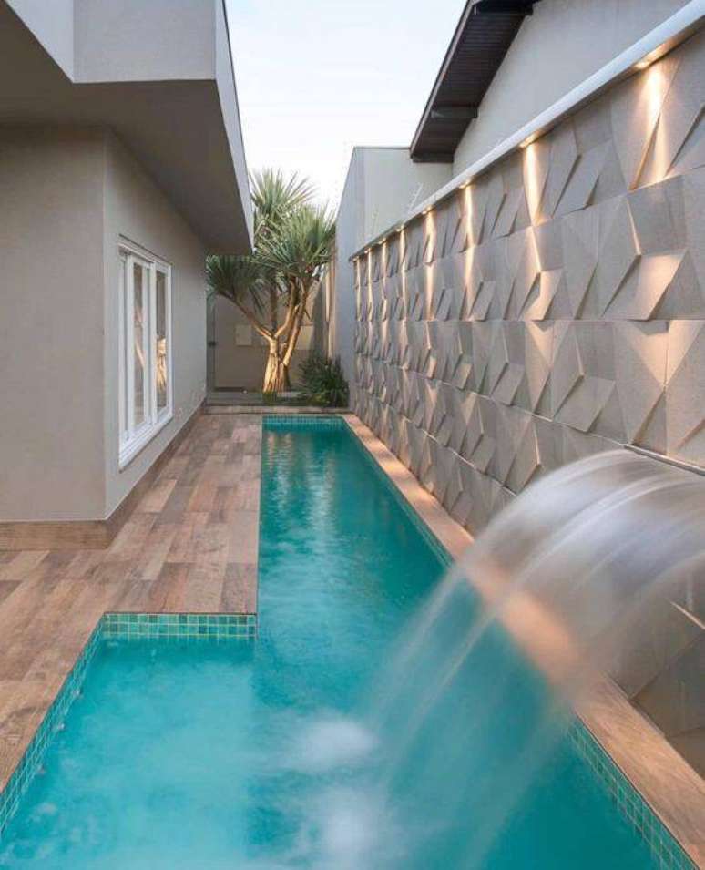 57. Revestimentos para quintal com piscinas modernas e cascata – Foto Decor Salteado