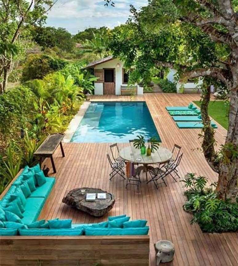 7. Quintal grande com piscina e deck de madeira – Foto Onlaon