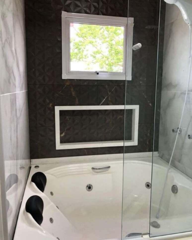 48. Banheira com nicho de porcelanato branco e preto &ndash; Foto Arquiteta Bruna Rosset
