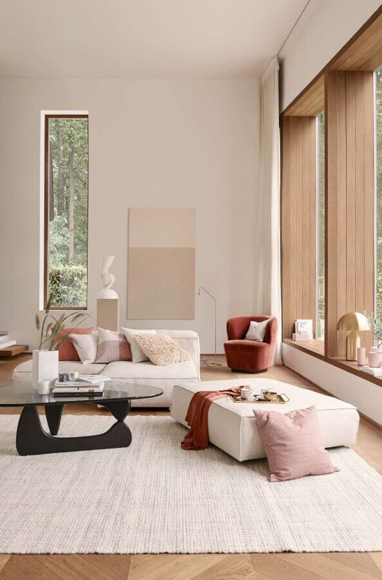 41. Cores de casas modernas para sala de estar ampla decorada em cores claras – Foto: Home Decor Ideas